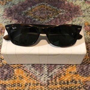 Classic Ray-Ban Sunnies ☀️